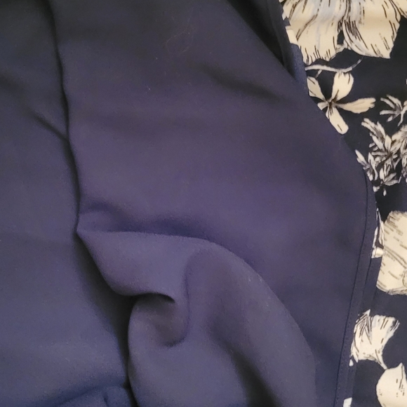3/$25 Ladies fully lined navy blue floral camisole blouse size XL - Picture 3 of 9